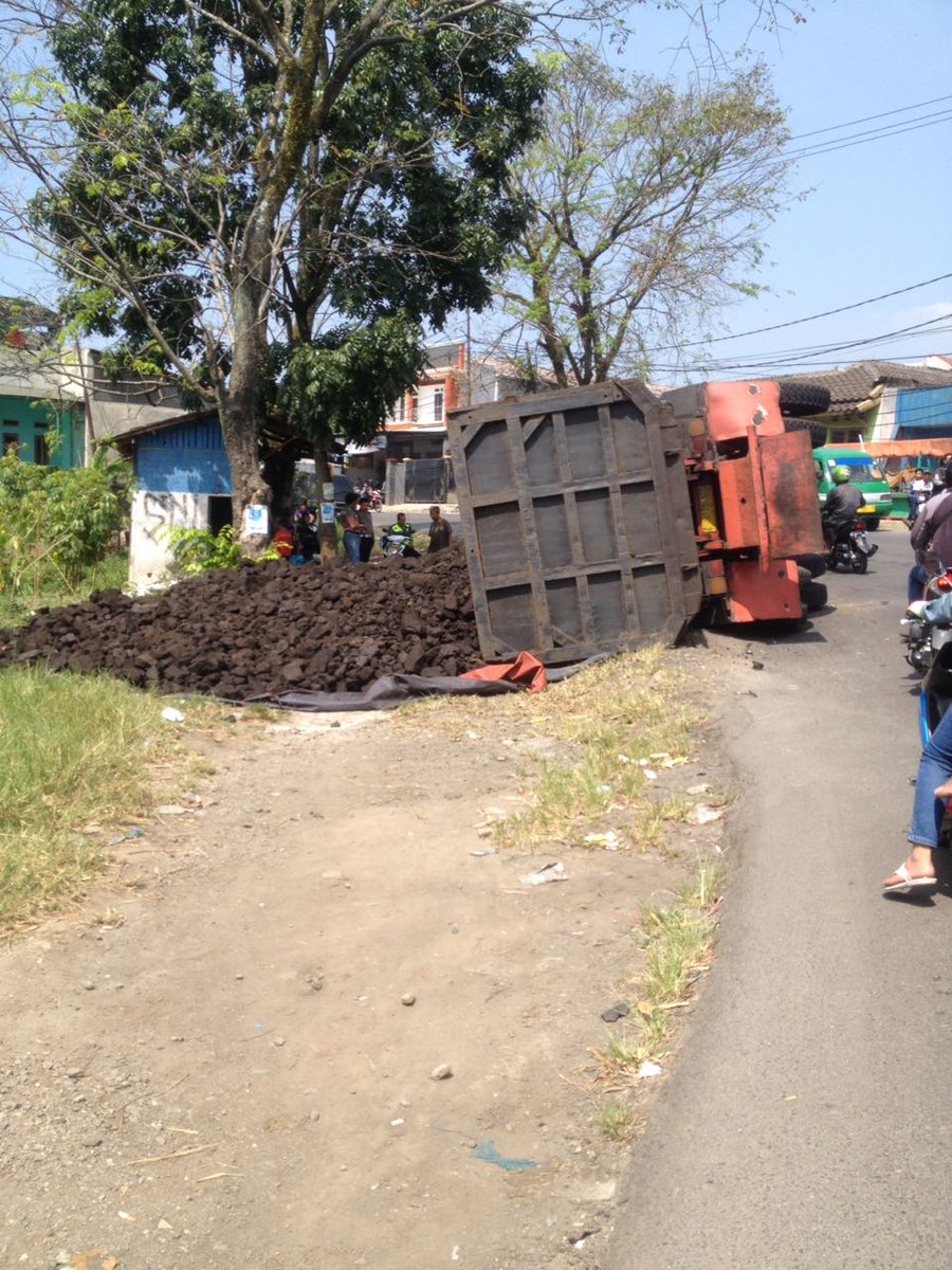 raninuraa's tweet photo. Truk terguling di citarik setelah pom bensin arah cicalengka, lalin lumayan tersendat @PRFMnews https://t.co/ZjSQSSghfc