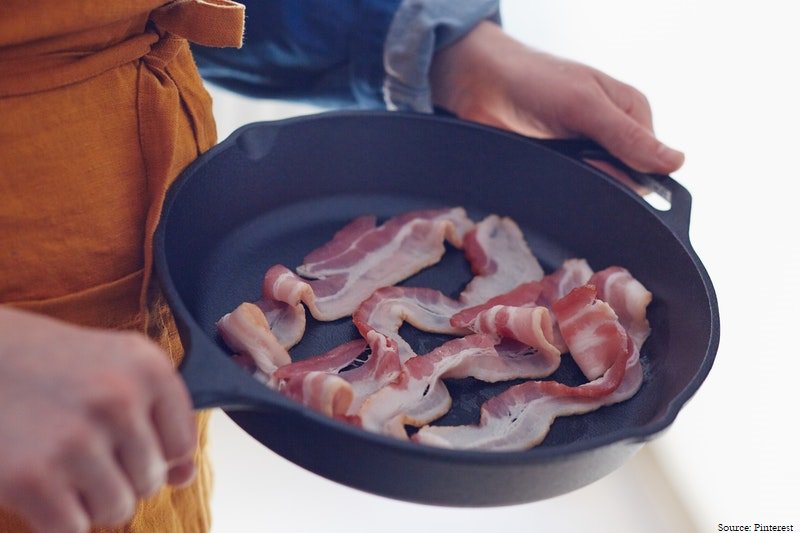 SiemensHome_In's tweet photo. Be doubly aware while you're in the kitchen, around hot stove burners. Pay attention while moving the pots and pans to avoid burns and heat accidents.
#KitchenSafetyFirst https://t.co/9K4Zqi8onp