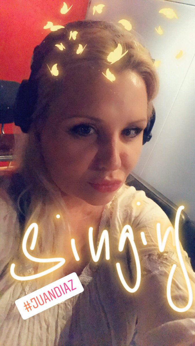 DamaeKlein's tweet photo. #Vocalrecording #housemusic #juandiaz #alexandraprince #erickmorillo #ibiza #dj #singer ibiza 🎼 https://t.co/tYere5Egnv
