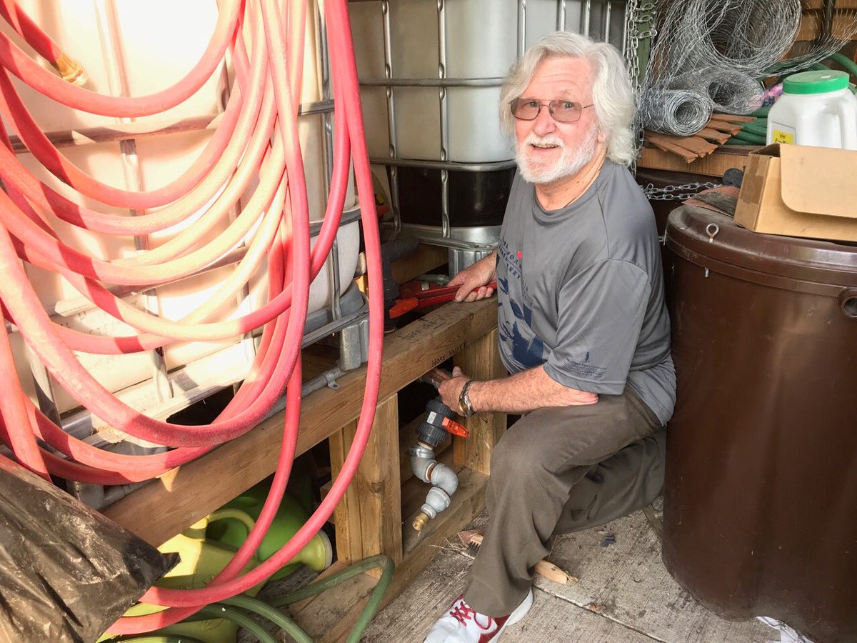 dontvotjonhurst's tweet photo. Vote for me and I'll fix your eaves.  #NoIWont #InIt4MeAndMyFriends #ONelxn #VoteJonHurst https://t.co/cNqp1k2mb1