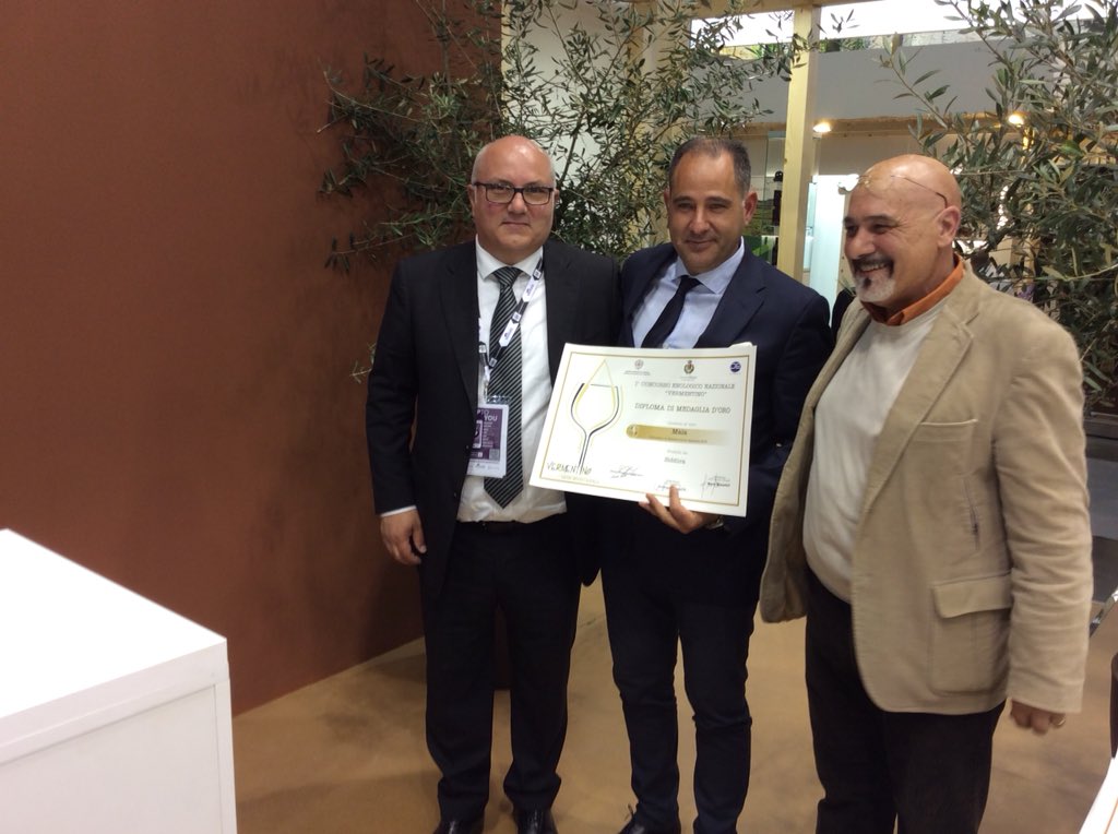Siddurasrl's tweet photo. Medaglia d’oro per il Vermentino Maìa all’ultimo @VinitalyTasting 2018 a #verona . L’orgoglio di fare un grande #vino e la passione per la nostra terra: la #Sardegna #siddura #siddurawinery https://t.co/LlKTL5Tr7w