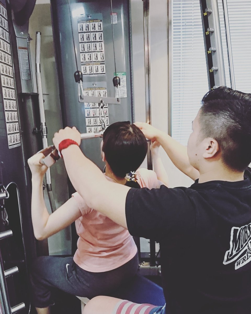 山口維啓 A Twitter 更に美しい後ろ姿を目指しラットプルダウン ラットプルダウン 背中 後ろ姿 美ボディ ボディメイク ダイエット 筋肉 姿勢改善 トレーニング アイアンベース