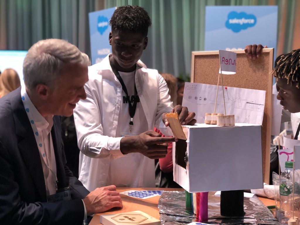 KimChouard's tweet photo. Thanks @parkerharris for passing by the @AgeOfMakers Faire at #SalesforceTour yesterday! 
It meant a lot to the students that worked hard on their 3D printed prototype of the connected city of the future 🤓🤩🤖🌇🚀😎 https://t.co/RJ0m1NYPzf