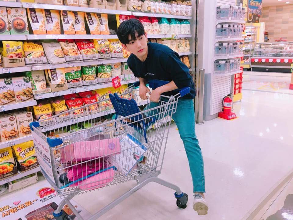 keyzhaang's tweet image. grocery shopping with pepi 😂😂😂 lol 🙈🙈 okey bye haha 

#igot7selcaday #GOT7 #갓세븐 #dafBAMA2018GOT7 @GOT7Official