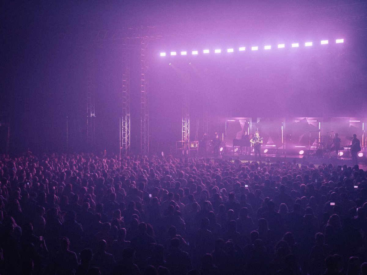 vancejoy's tweet photo. Rochester thanks for coming down and standing under these pretty lights with us - u lovely x 📷 @bradcauchy https://t.co/uezbIy83ap