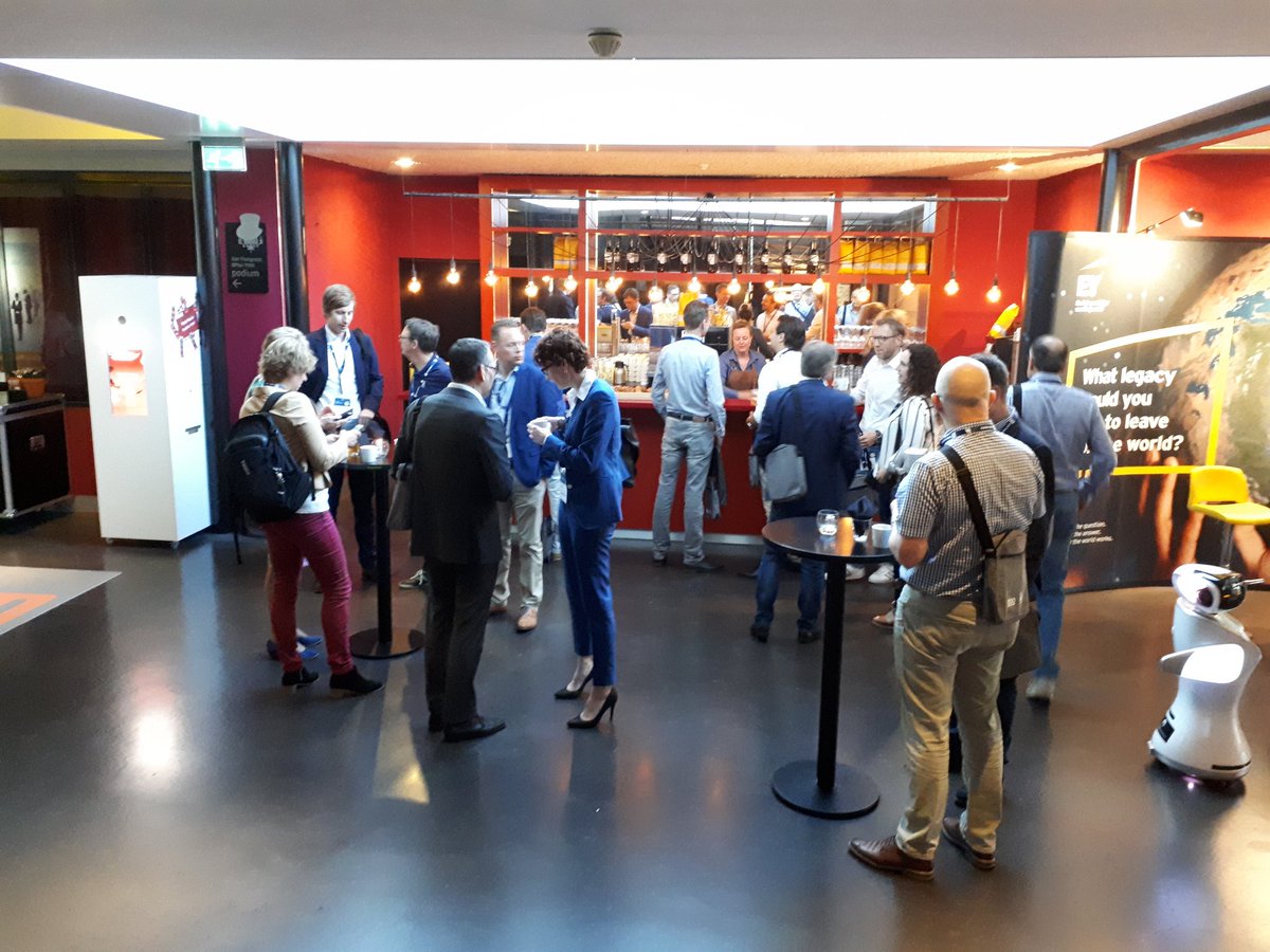 IIANederland's tweet photo. @iiacongres. Bijpraten voor de start vh congres https://t.co/frmpV2e5LW