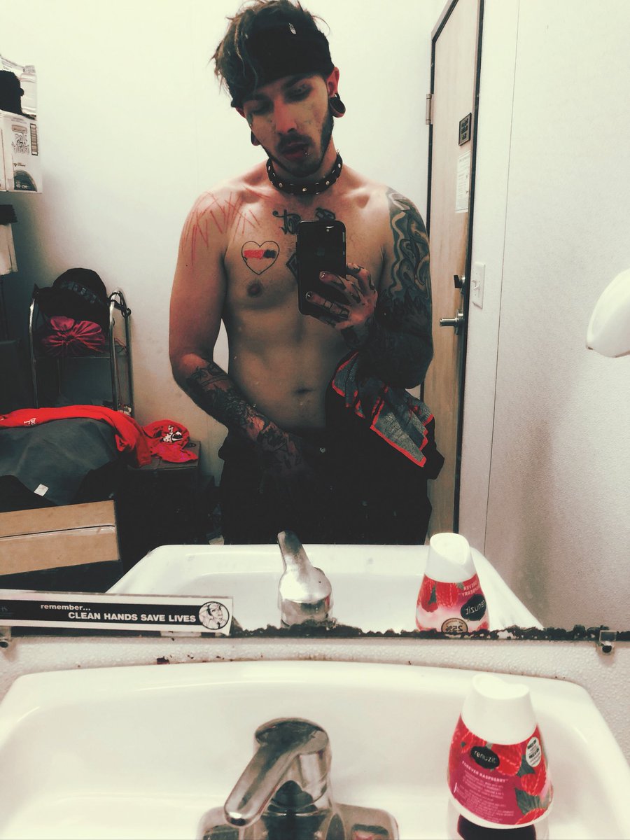 LilTooSad's tweet photo. Rip yourself apart and burn all of the pieces💀 #Halflife #HangGang #LilSith #trash #killme #gothboi #deaddaddy #cursed https://t.co/QKh0BP35ry