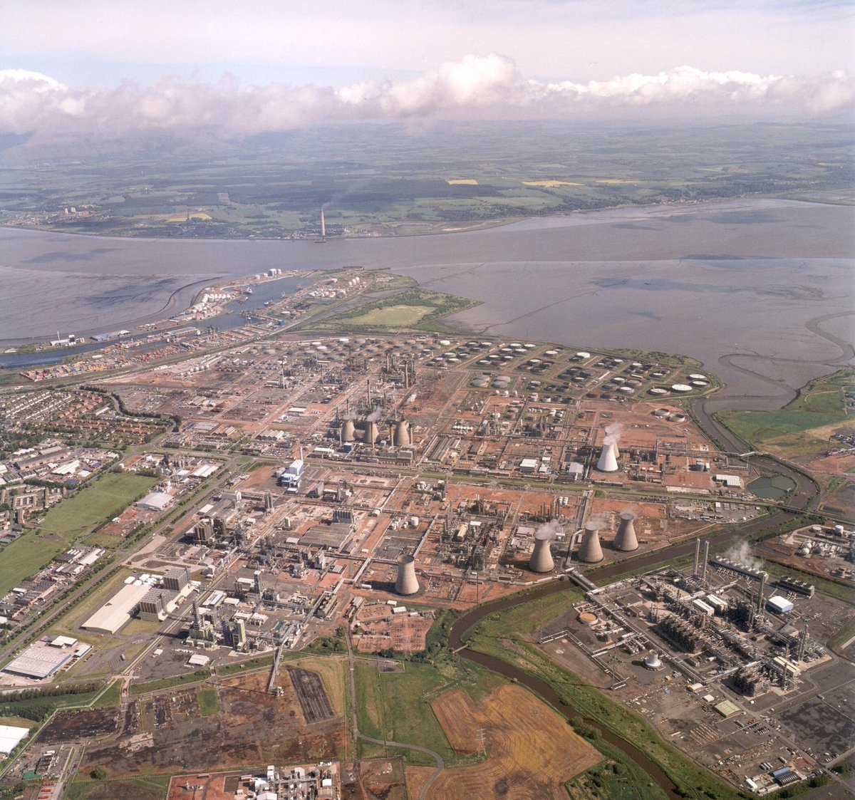 CHEManager_EU's tweet photo. .@ChemSciScot plans to create a key European #hub in #Grangemouth for its chemical sciences cluster. The strategy is to exploit #Scotland’s potential in industrial #biotechnology and to establish the country as a “center of high-value #Manufacturing"  https://t.co/Z56Rgc1Ey3 https://t.co/pH1Pw92yu4