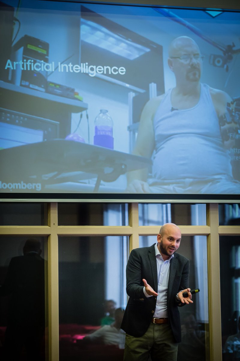 michieldijkman's tweet photo. Deze man heeft een prothese (voor zijn verloren arm) die hij kan aansturen met zijn hersenen! Technologie gaat de zorg verrijken en het leven van mensen.
#ArtificialIntelligence #MindControl #health #techlive18 #publicspeaking https://t.co/jrYSY6zEWB
