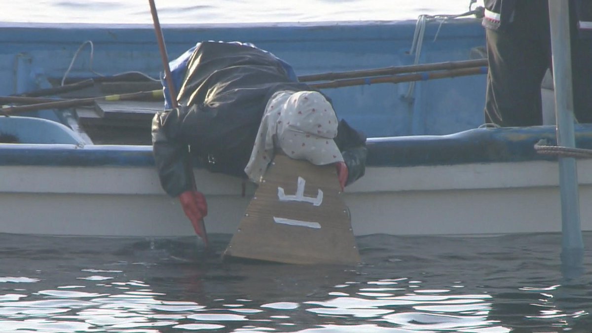 Tbc東北放送 報道部 Auf Twitter 南三陸町で今シーズンのウニ漁が解禁されました 箱メガネで海底をのぞきながら カギつきの竿で上手に ウニを引き揚げます 漁師さんたちの職人技ですね 南三陸町のウニ漁は ７月中旬まで続きます T Co Lkjegjjyzp Twitter