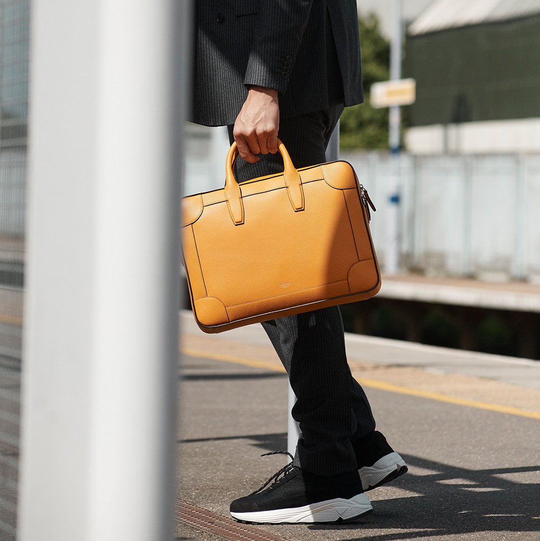 MulberryEngland's tweet image. Greenwich, London 7:10am: The Belgrave Single Document Holder.
Explore more from #TheCommute series with @Hypebeast: buff.ly/2smFM8y
#MulberryMen