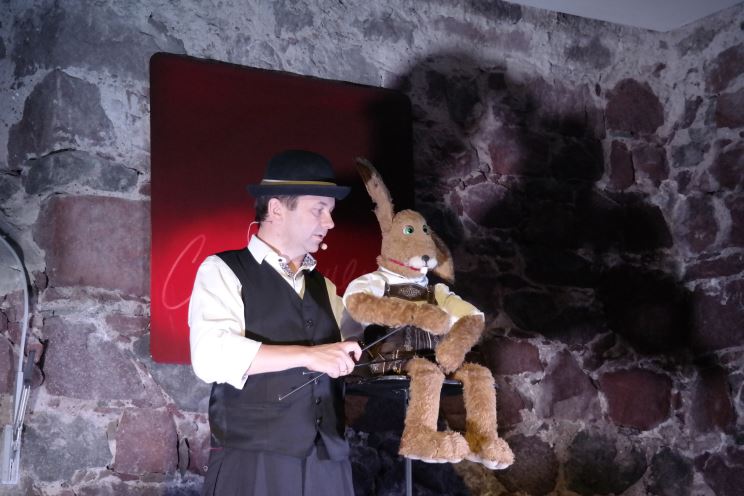Markus Gimbel zaubert große Kleinkunst 
am 5/5/2018 im Keller der Stiftung Südtiroler Sparkasse