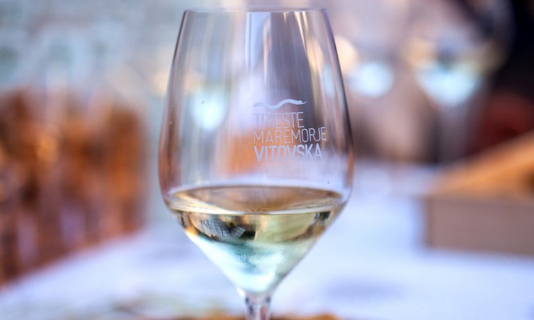 identitagolose's tweet photo. Mare e Vitovska, a Trieste l'evento che celebra il vino del Carso.
Il 15 e 16 giugno al Castello di Duino la kermesse organizzata da Associazione Viticoltori del Carso. Tante degustazioni, 30 cantine presenti e buon cibo https://t.co/8U23y8ciuq https://t.co/aLZ56QXiDL