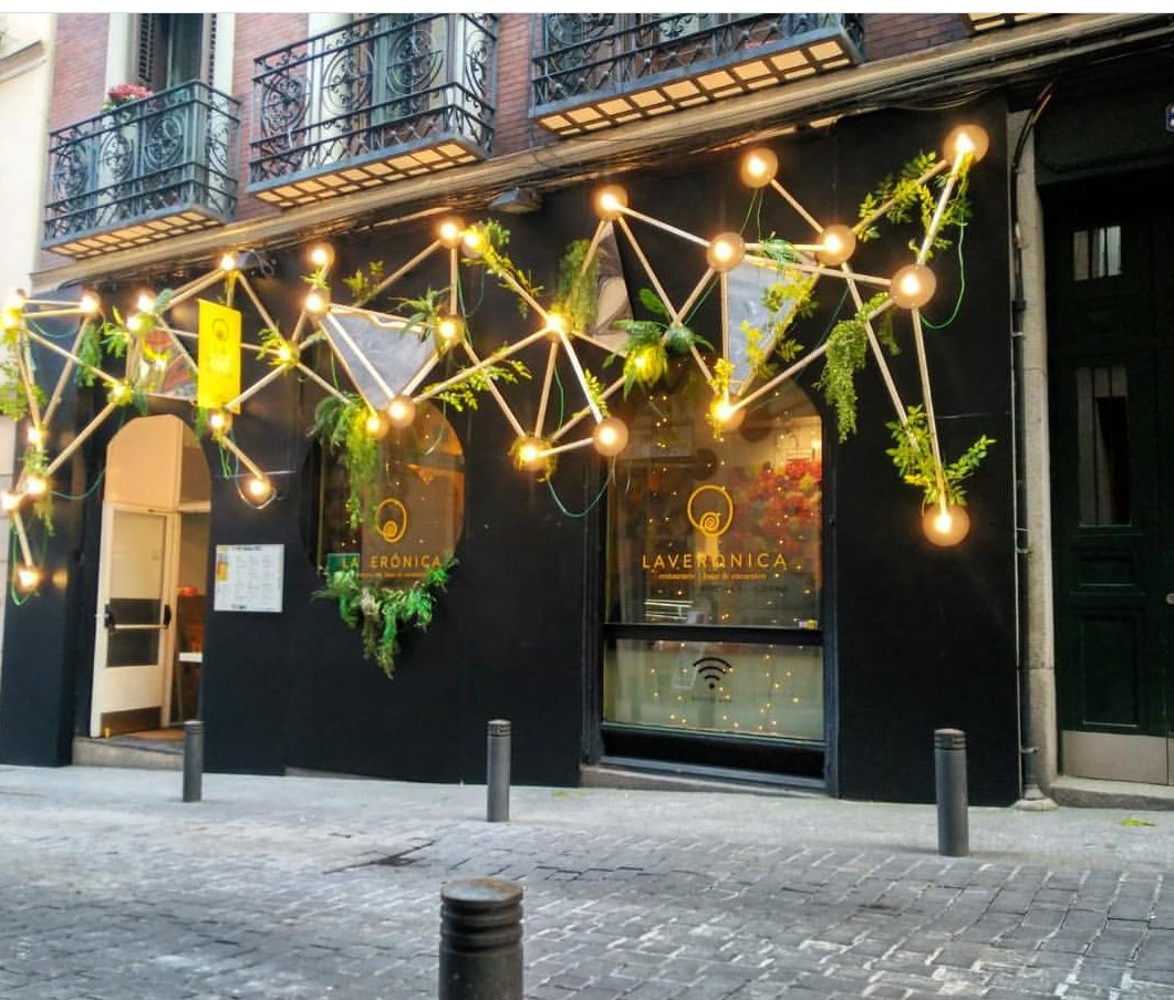 Barriolasletras's tweet photo. Hoy arranca #DecorAccion2018 y los primeros escaparates están engalanados de 'Sueños' para el mayor evento de decoración. @elhechobar @CasaGonzalezMAD @LaVeronica8 . Ven del 7 al 10 de junio al Barrio de las Letras!!! https://t.co/ahGboT4bAa