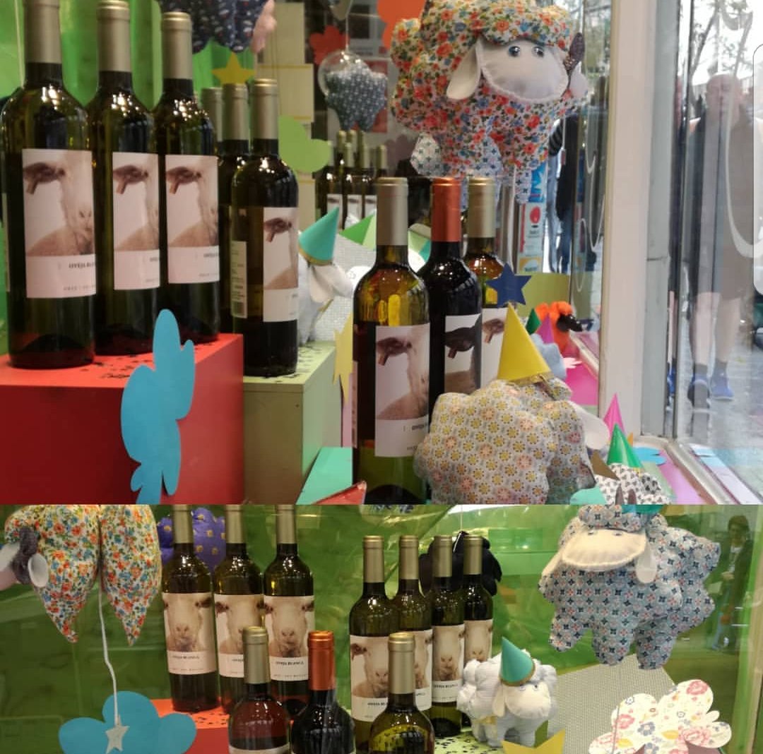 Barriolasletras's tweet photo. Hoy arranca #DecorAccion2018 y los primeros escaparates están engalanados de 'Sueños' para el mayor evento de decoración. @elhechobar @CasaGonzalezMAD @LaVeronica8 . Ven del 7 al 10 de junio al Barrio de las Letras!!! https://t.co/ahGboT4bAa