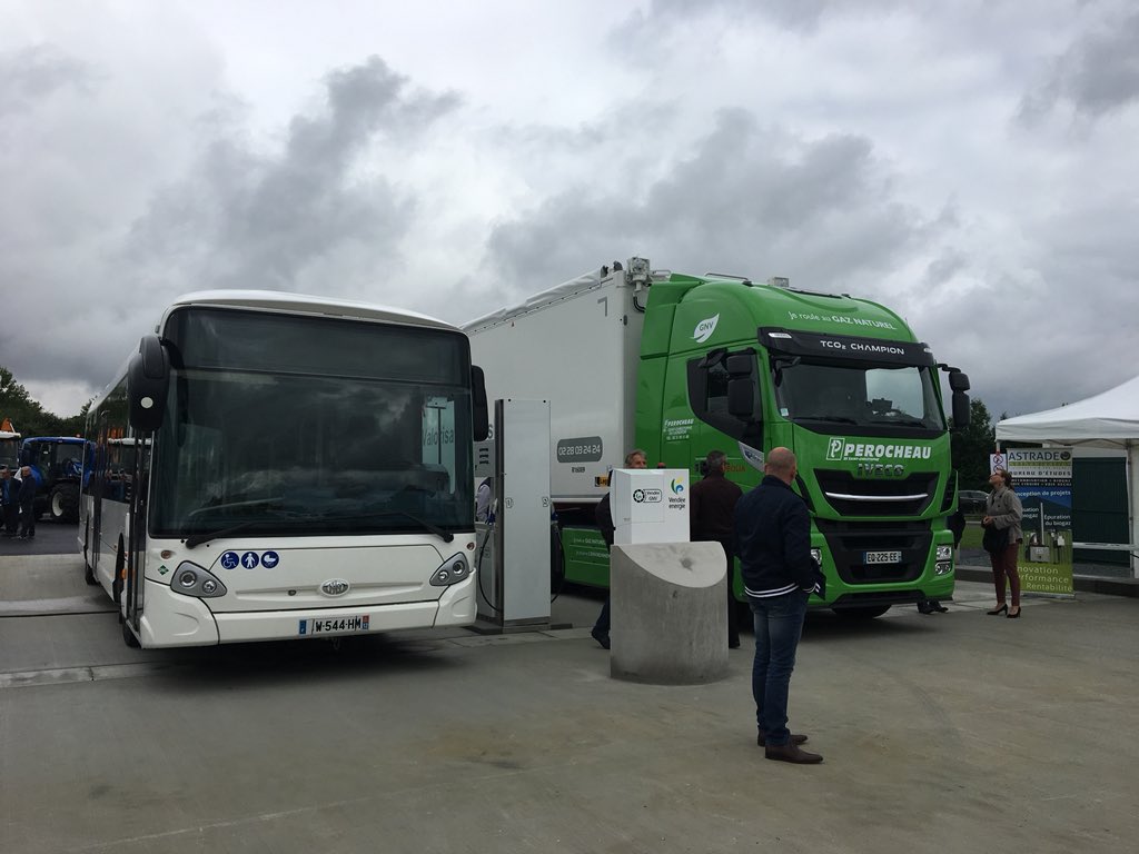 Cerlesjf's tweet photo. @a_leboeuf lors de l’inauguration de la station gnc de la Roche sur Yon, rappelle les ambitions de déploiement de 12 stations sur la vendée. Le potentiel de production biomethane en vendée doit permettre de ne distribuer que du #bioGNV à horizon 2025. #GRDF #biomethane https://t.co/GBzLrfUahy