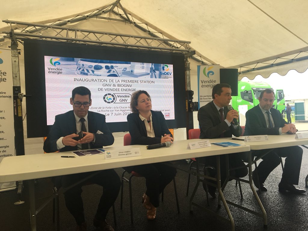 Cerlesjf's tweet photo. @a_leboeuf lors de l’inauguration de la station gnc de la Roche sur Yon, rappelle les ambitions de déploiement de 12 stations sur la vendée. Le potentiel de production biomethane en vendée doit permettre de ne distribuer que du #bioGNV à horizon 2025. #GRDF #biomethane https://t.co/GBzLrfUahy