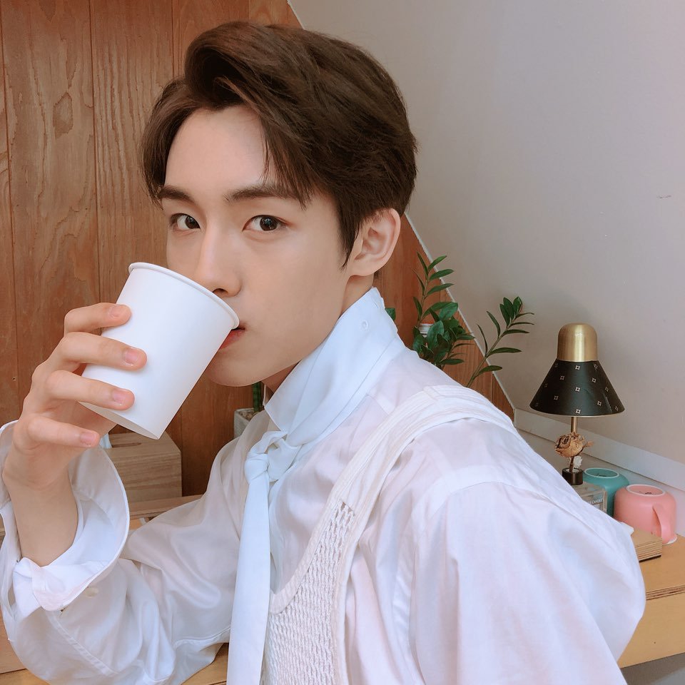 여러분 오랜만이에요!
오늘 날씨가 너무 좋아요! 나가서 많이 놀아요! 그리고 요새 시험 많이 있는데  다들 다 잘할 수 있으니깐 걱정하지마요~ 화이팅!!!
-윈윈