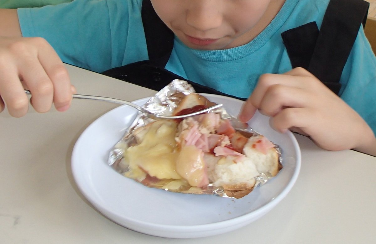 神奈川県立鶴見養護学校 V Twitter 小学部5年 調理 ピザトーストを作りました 近隣のスーパーで 自分たちで買った食材を使いました ケチャップとバターを食パンに塗り コーンやハム チーズをのせて トースターでチン とろけたチーズが食欲をそそり おかわり
