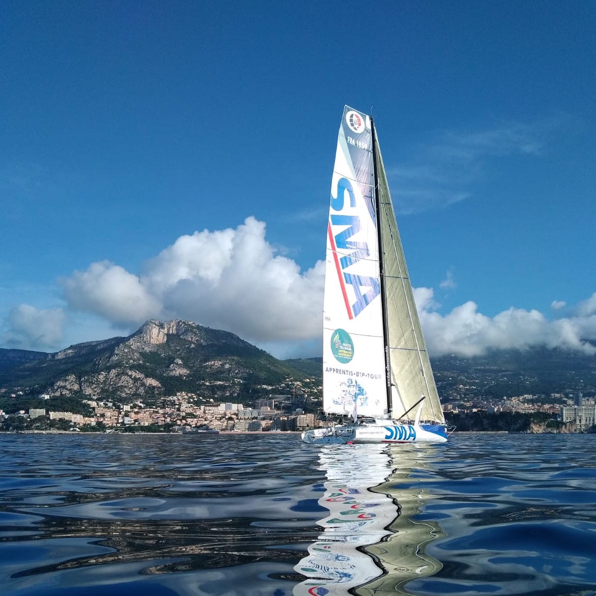 echappee_bleue's tweet photo. 🥇SMA remporte la #MonacoGlobeSeries !🥇

🇲🇨 Paul et Gwéno ont franchi à 8h17 la ligne d'arrivée en 1re position, après 3j 19h et 17min d'une régate méditerranéenne éreintante!! 
⛵️SMA aura parcouru 815,52 milles à la vitesse moyenne de 8,93 nds.💨
🤜🤛 Bravo messieurs !! 🤝 https://t.co/d19g0uv6zt