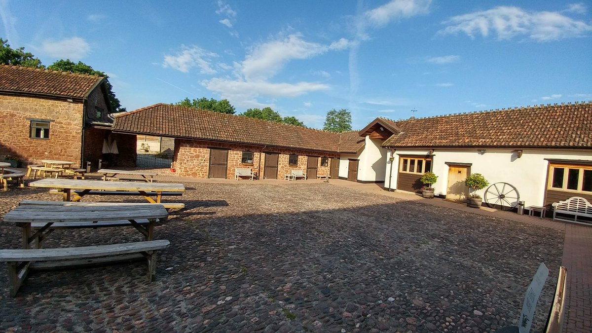 MarketerHub's tweet image. Awesome #VideoMarketing workshop on 6th June 2018 with presentation and live video by @bitpod_uk organised by @NewtonPrint