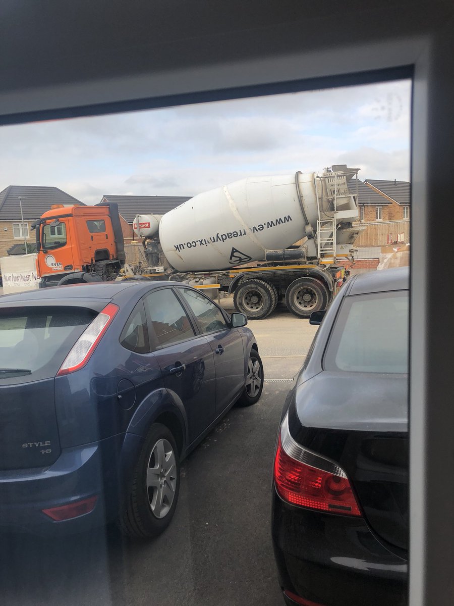 H91Sarah's tweet photo. @AvantHomes it’s great when my drive keeps getting blocked. Even after him moving as he could see I couldn’t get on my drive he still reserves back making it extremely difficult to get on and off! I am sick of telling your customer service team! Sort it out! https://t.co/kPChJrqnPY
