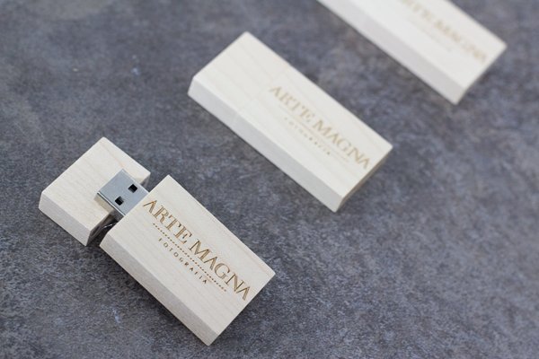 promopenusb's tweet photo. Los pendrives de madera siguen siendo una gran opción. Materiales ecológicos para un estilo natural y elegante. ¿No sabes cual elegir? En nuestra última entrada de blog te damos las claves para decidirte por uno u otro https://t.co/r0OZIzJ9Pu https://t.co/yAHSuQkGOl