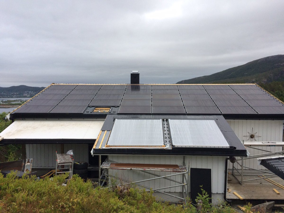 plugin_solar's tweet photo. An #11kW (40 Panel) Plug-In Solar installation undertaken by one of our customers in #Norway, using 275W All Black #Solar Panels, APS #MicroInverters and the GSE Integrated Roofing system ☀️🇳🇴 https://t.co/lt6ougVpbx