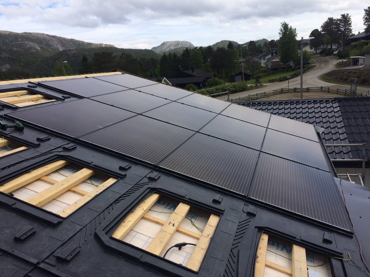 plugin_solar's tweet photo. An #11kW (40 Panel) Plug-In Solar installation undertaken by one of our customers in #Norway, using 275W All Black #Solar Panels, APS #MicroInverters and the GSE Integrated Roofing system ☀️🇳🇴 https://t.co/lt6ougVpbx