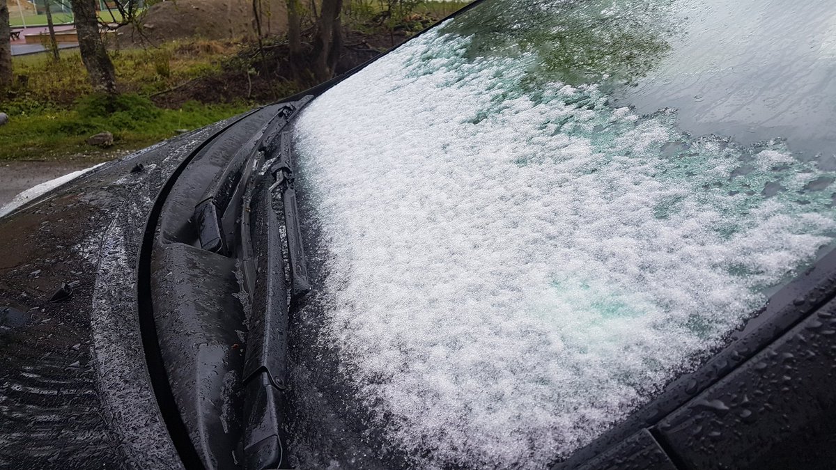 Jorgster's tweet photo. Not really a surprise. The annual June blizzard just arrived. #snow #june #tromso #snowinginjune https://t.co/iphE9qUxp6