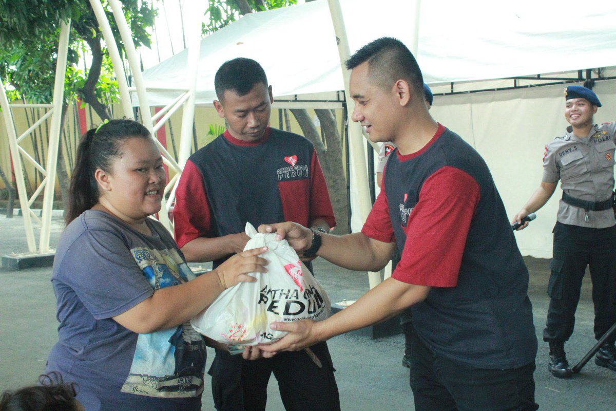 agpeduli's tweet photo. Artha Graha Peduli (AGP) melaksanakan kegiatan #Pasarmurahagp di Brimob Kwitang, Kamis 07 Juni 2018 #pasarmurah #agppasarmurah #agpeduli https://t.co/CnYmpfQrkt