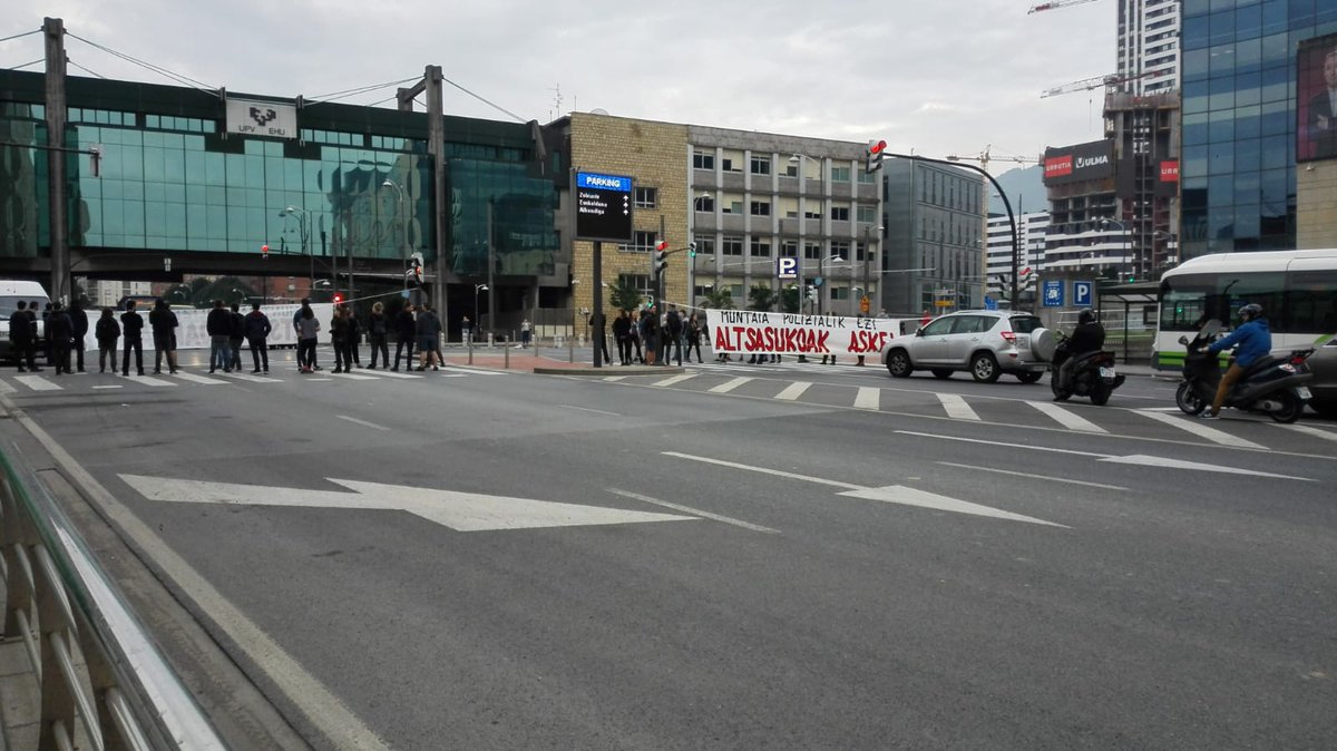 ErnaiBilbo's tweet photo. Altsasuko gazteen atxiloketaren kontrako bidemozketa gaur goizean.

Muntai polizialik ez!
#AltsasukoakAske https://t.co/pdnM6UovZr