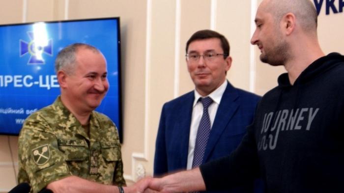 brightsblog's tweet photo. Die Mordinszenierung an Babchenko wird für die Regierung zum Rohrkrepierer https://t.co/ig4h7PHykC an Blödheit kaum zu übertreffen #Ukraine #Babchenko #Mordkomplott https://t.co/vV5op6vqdG https://t.co/fEYPVjZ1Rp