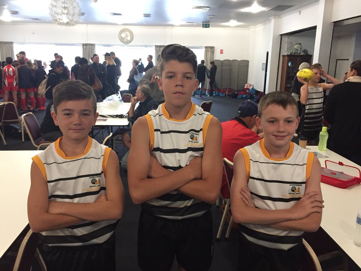 Thommo02's tweet image. Dig and the doggies at the state champs💪

1 from 3 for the day, got done by met east (Brisbane) and met west (Brisbane) by lots and got over Northern (Townsville) by 2 goals✅

#playedwell #bruisedshin #notthesameasthedoggiesdad 😂