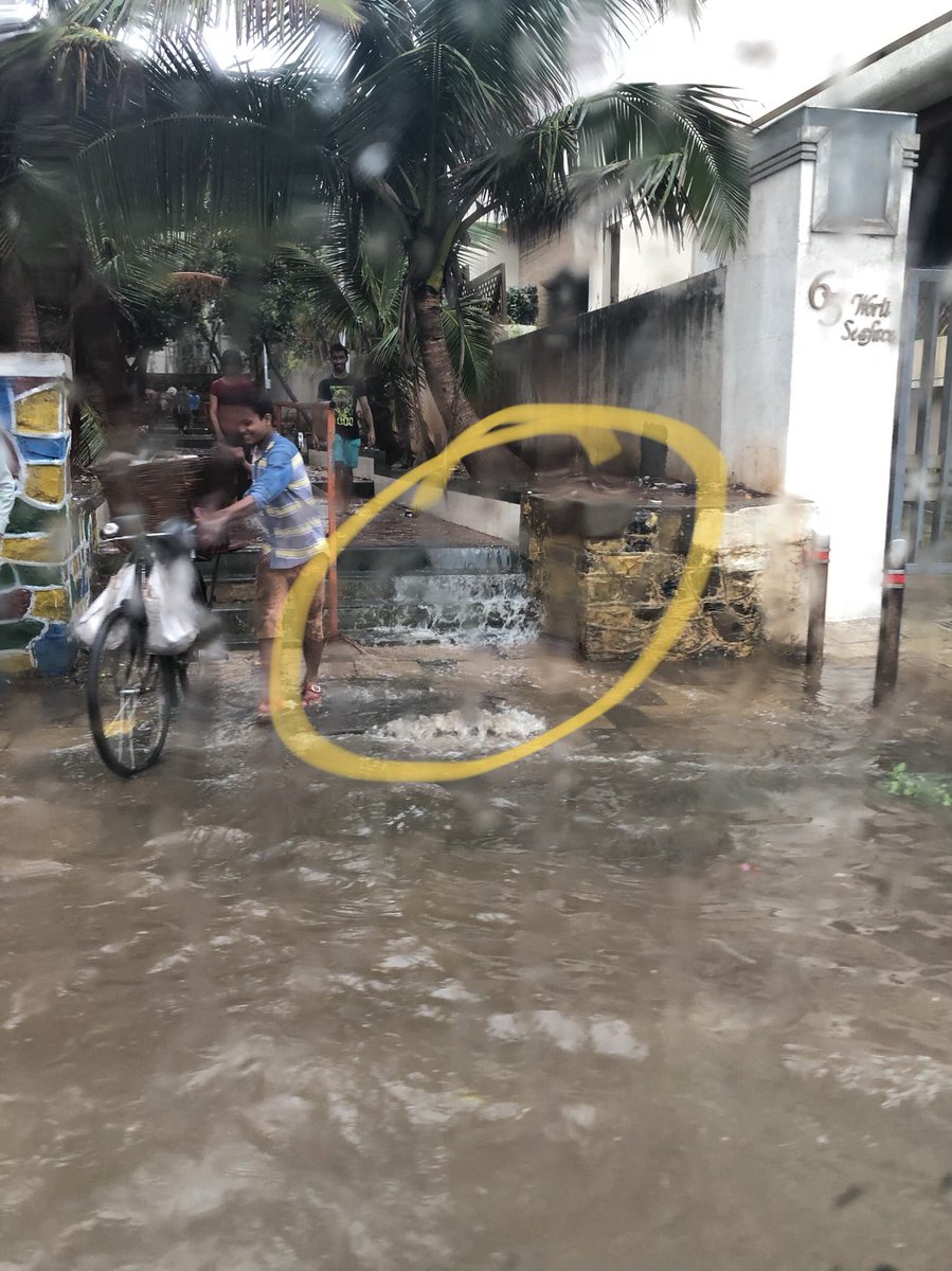 I spy with my little eye... A BABY #WATERFALL .. that too in posh #worli seaface ! #mumbai #rains #Monsoon roads are screwed but hey what’s new!