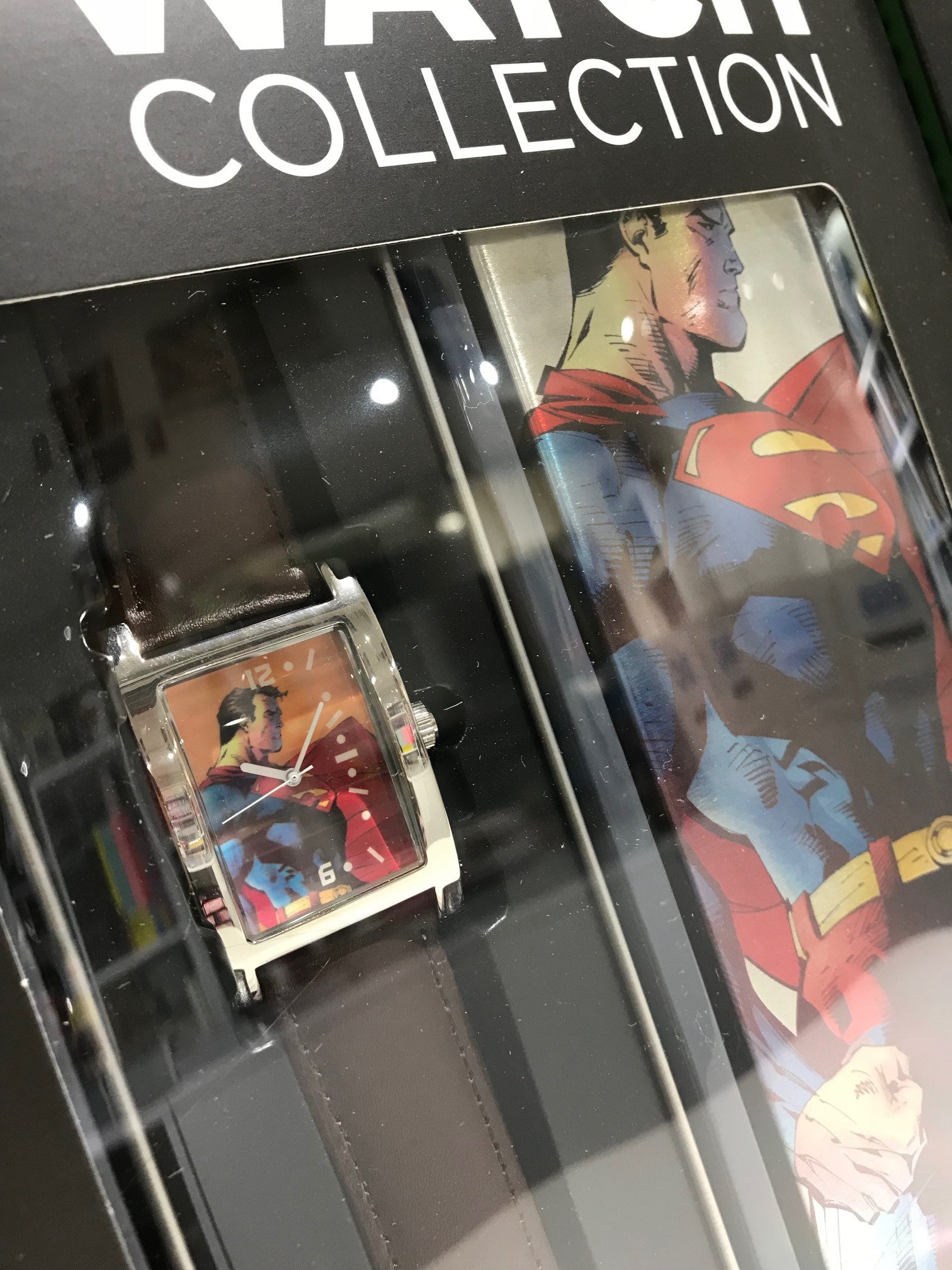 ヴァースコミックス Di Twitter 腕時計入荷のお知らせ スーパーマンとグリーン ランタンの腕時計が入荷しました 文字盤それぞれスーパーマン 4とエンブレム 保管用のティンケースや12ページのキャラ紹介ブックレットも付属なイーグルモス社dcコミックスウォッチ
