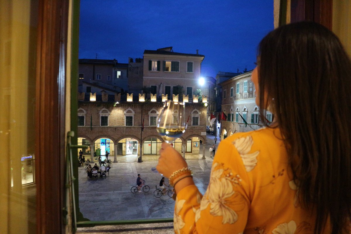 Anna_Pernice's tweet photo. Ieri abbiamo concluso la giornata con una buonissima cena nello storico @MelettiAscoli dove al primo piano c’è uno dei ristoranti più buoni di Ascoli Piceno! #100orenelPiceno #picenumtour #destinazionemarche https://t.co/N1pe5h6sm2