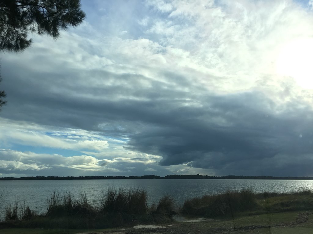 BunburyWeather's tweet photo. @weather_wa @Barnsy_Lisa @ImTheOnlyAstro @WendyBirdOZ @baxlex @RKMac65 @Randall1921 @mrspejay13 @aussie_robbob @ManjitK6987 @TheWAWG @drstip @perthobs So many gorgeous clouds around this afternoon
#coldthough #iloveit! https://t.co/sjlEhIzagh