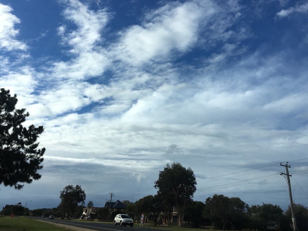 BunburyWeather's tweet photo. @weather_wa @Barnsy_Lisa @ImTheOnlyAstro @WendyBirdOZ @baxlex @RKMac65 @Randall1921 @mrspejay13 @aussie_robbob @ManjitK6987 @TheWAWG @drstip @perthobs So many gorgeous clouds around this afternoon
#coldthough #iloveit! https://t.co/sjlEhIzagh