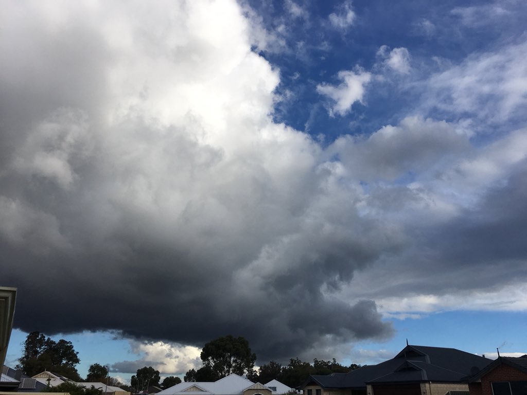 BunburyWeather's tweet photo. @weather_wa @Barnsy_Lisa @ImTheOnlyAstro @WendyBirdOZ @baxlex @RKMac65 @Randall1921 @mrspejay13 @aussie_robbob @ManjitK6987 @TheWAWG @drstip @perthobs So many gorgeous clouds around this afternoon
#coldthough #iloveit! https://t.co/sjlEhIzagh