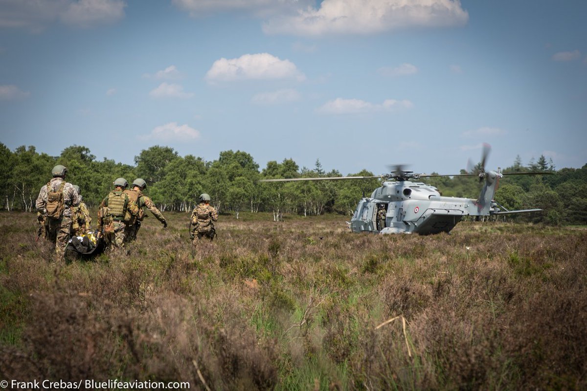 FrankCrebas's tweet photo. 'Train as you fight!' was overduidelijk het motto tijdens de personal recovery oefening #APROC2018 . 'Zwaar gewonde' NLD Apache vlieger werd gisteren in veiligheid gebracht door Franse troepen op de heide nabij Ede. @dhcluchtmacht @Kon_Luchtmacht @OnzeLuchtmacht https://t.co/C1lsbOFB2Z