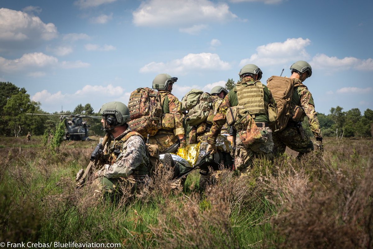 FrankCrebas's tweet photo. 'Train as you fight!' was overduidelijk het motto tijdens de personal recovery oefening #APROC2018 . 'Zwaar gewonde' NLD Apache vlieger werd gisteren in veiligheid gebracht door Franse troepen op de heide nabij Ede. @dhcluchtmacht @Kon_Luchtmacht @OnzeLuchtmacht https://t.co/C1lsbOFB2Z