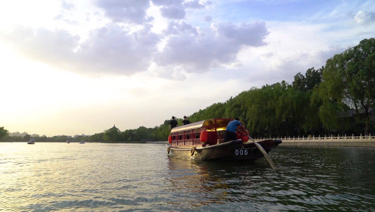 VisitBeijingcn's tweet photo. Just did some folksy boating around the popular cruising area Shichahai! Willows, Beijingers, dreamy views...what a ride! #GWH2
Be the next Great Wall Hero: https://t.co/mMlWzfW7k3
Sponsored by @airchina https://t.co/PeDnUiGg6g