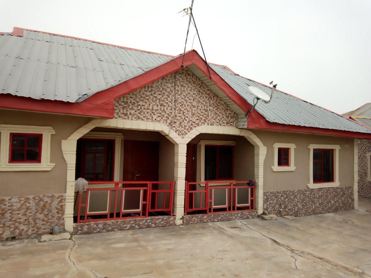 Firevanofficial's tweet photo. This may not be the right platform. I need to sell this property. I need money urgently. A 3bedroom flat and two (2) bedroom flats in a single compound. Fully Equipped. N22million ($61,100). Location: Akure, Ondo State. Negotiable!! Help RT pls. +2347052488260 https://t.co/JHjzHV5UFh