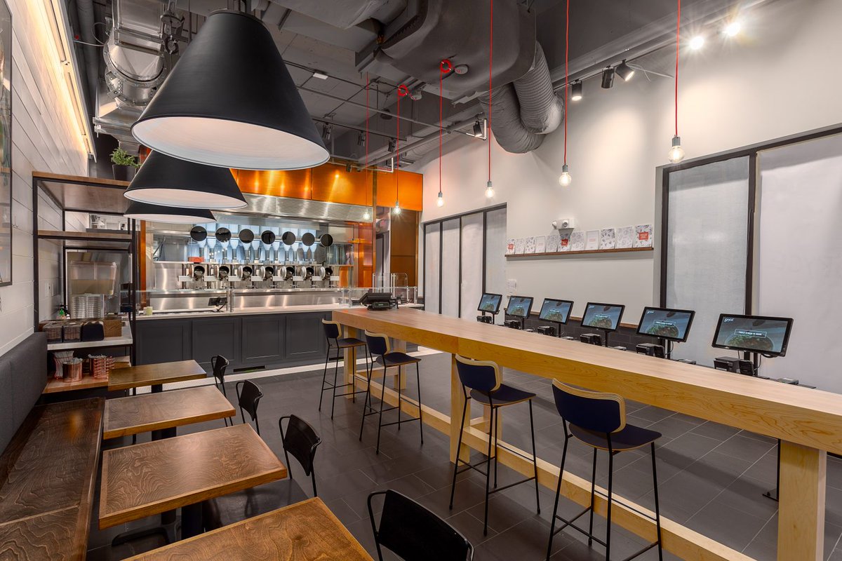 Digital_Brigade's tweet photo. Une première dans la #gastronomie ? Le #restaurant @spycefoodco qui repose sur une #CuisineRobotisée a ouvert ses portes à #Boston. 
Une expérience #tech qui se limite à l'exécution... Derrière l'élaboration des plats ? Ce n'est autre que le #Chef français étoilé @DanielBoulud ! https://t.co/6w91Pd53dO