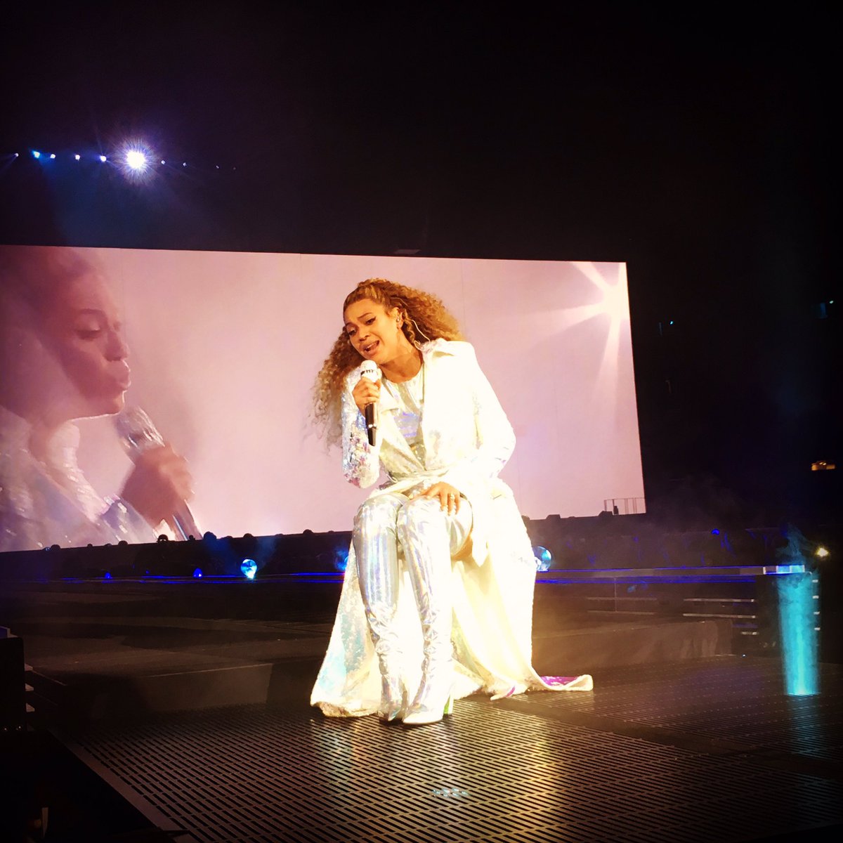 HannahLWaters's tweet photo. In awe of you 😍 #QueenB #OnTheRunII #Cardiff #megababe https://t.co/SRwF6BKLTZ