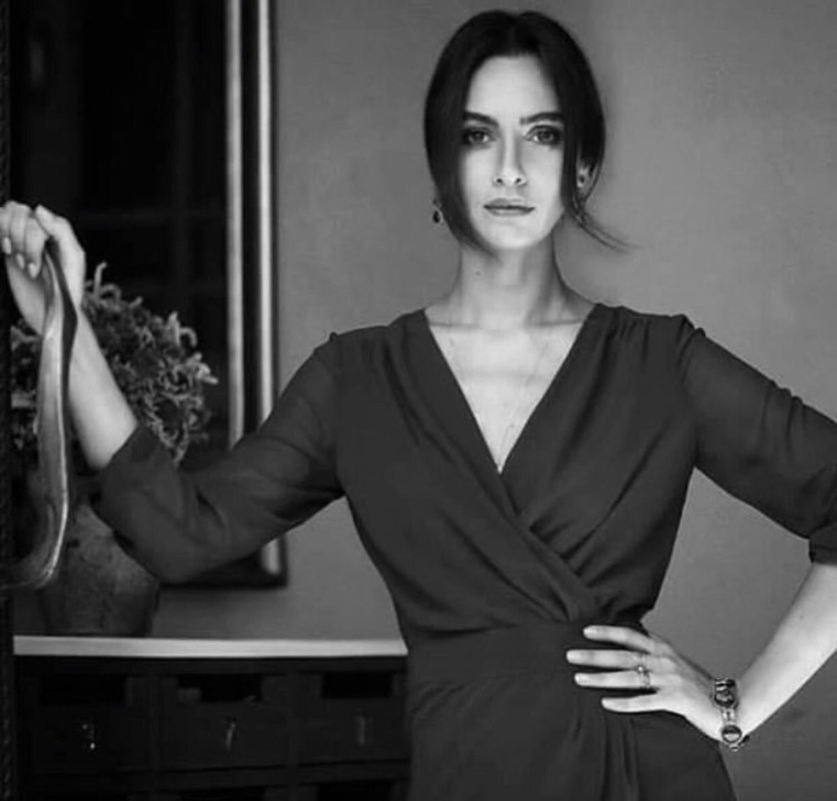 TvStunning's tweet photo. Yeni sezonda #BirceAkalay hangi nasıl bir karaktere hayat vermeli? Avukat- Anne- Marjinal, özgür ruhlu bir gezgin- güçlü bir iş kadını. https://t.co/Nu3Zmk5Kem