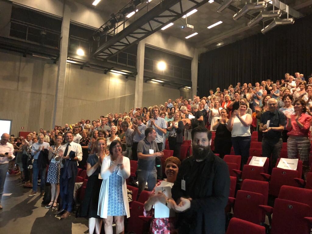 crevits's tweet photo. Staande ovatie van meer dan 300 directeuren basisonderwijs voor de “laatste” ronde van Vlaanderen van Guy Janssens in Scherpenheuvel. #zeerontroerend #administrateurgeneraal #agodi https://t.co/WHCDi9HrK9