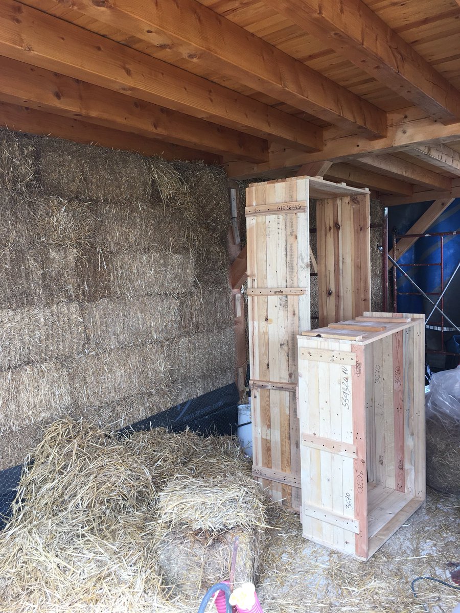 dmgarqtec's tweet photo. Ya hemos comenzado a colocar las pacas de paja en vivienda unifamiliar en Imácoain con estructura de madera aserrada! https://t.co/S5CkG7n2s5