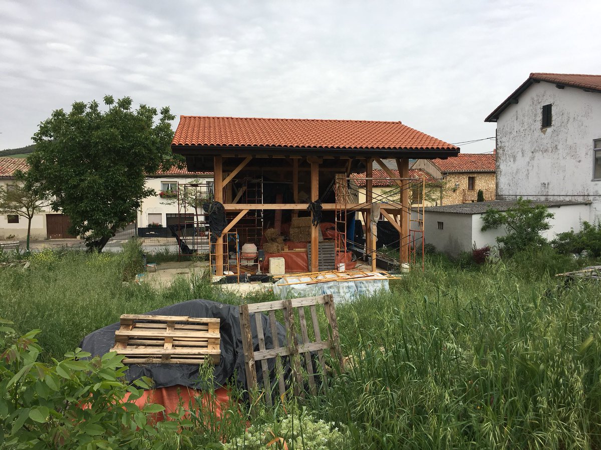 dmgarqtec's tweet photo. Ya hemos comenzado a colocar las pacas de paja en vivienda unifamiliar en Imácoain con estructura de madera aserrada! https://t.co/S5CkG7n2s5